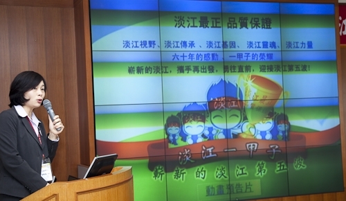 「98學年度教學與行政革新研討會」在淡水校園覺生國際會議廳舉行，創辦人及校長共同主持，本次會議主題為「傳承、創新、新淡江-尋找淡江DNA，迎接60週年校慶」。