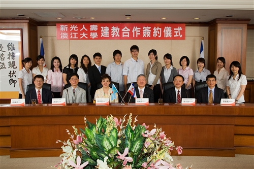 98年6月9日上午本校與新光人壽簽訂建教合作協議。