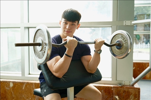 風保四陳英豪 重訓肌力完勝對手奪健體金牌