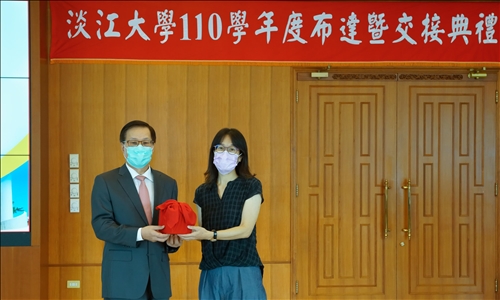 110學年度布達新設「覺生紀念圖書館-校史組」，由葛煥昭校長頒發聘書，石秋霞組長接受聘書。(秘書處馮文星拍攝)