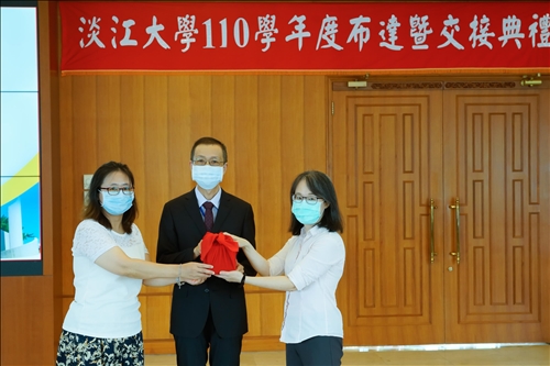 商管學院產業經濟學系主任交接：監交人(中)-蔡宗儒院長，移交人(左)-洪小文主任，接交人(右)-林佩蒨主任。(秘書處馮文星拍攝)