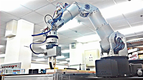電機系與機電系參加「2015全國機器人競賽」再締佳績。
