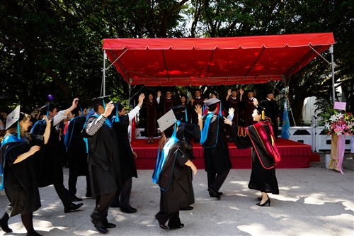 本校舉行103學年度畢業典禮──「淡江世界村 萬里鷹飛颺」。