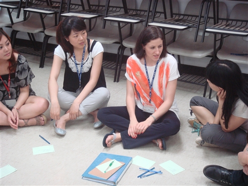 「2010年暑期生活英語營」本週在淡水校園熱鬧展開，4天的活動將協助同學藉著不同文化的學習與自我探索，提升英語能力與國際視野。