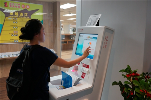 圖書館創新服務啟用RFID智慧型自助預約借取還書系統。