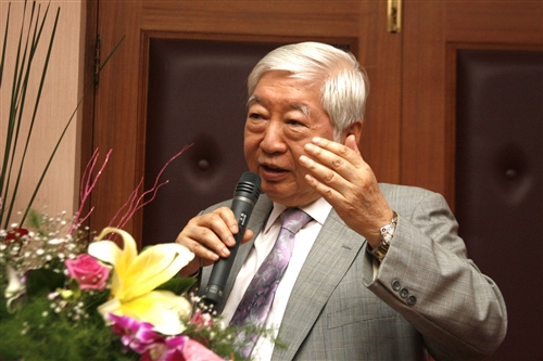 本校商管聯合碩士在職專班舉辦「2009年全球暖化下企業因應策略研討會與未來趨勢個案情境演練工作坊」，邀請校友也是成功的企業家陳飛龍等知名人士蒞會演講，共同探討全球暖化下企業未來之因應策略。