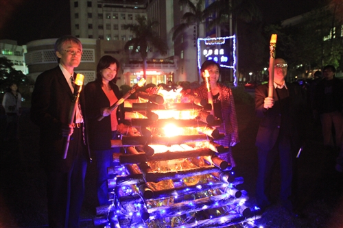 「淡江一甲子，旋轉久久，迎向100 蛋捲點燈」暨「2010白色聖誕化妝舞會」活動熱鬧登場。