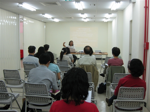 外國語文學院舉辦「外語教學創意工作坊」，推動以群組傳習的模式，透過院內教師小組討論活動，促進彼此在語言教學的經驗交流與傳承，以激發團隊成員更多元的教學方式，進而培養卓越教師，共創優質教學的校園文化。