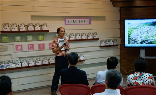 英文學系副教授陳吉斯及校友曾貴麟出版《城市中的森林》圖文書。
