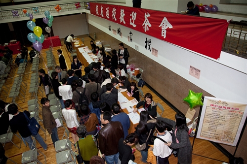 「春之饗宴」：時序入春、奼紫焉紅的杜鵑妝點滿校園之際，校友們齊聚五虎崗，與創辦人張建邦及校長張家宜同歡，提早為本校建校一甲子暖壽。