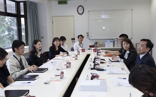 台灣大哥大股份有限公司一行9人蒞校參訪，徐主任秘書錠基和與會人員分享本校榮獲第19屆國家品質獎之申請歷程及推行TQM之成果。