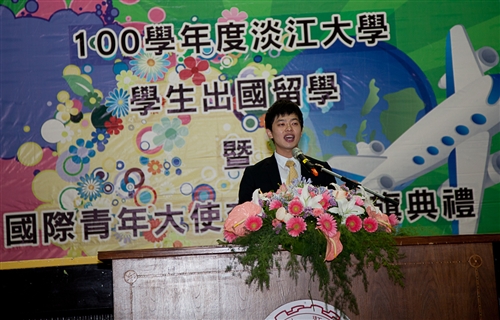 本校舉辦「100學年度學生出國留學暨國際青年大使交流團授旗典禮」。