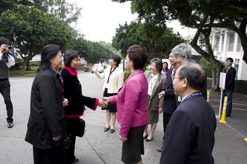 教育部98年度大學校院系所評鑑委員於這兩週蒞校展開實地訪評。