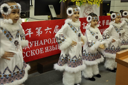 俄僑兒童表演