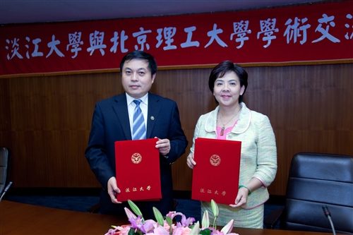 本校與北京理工大學簽定兩校學術交流協議暨學生交流協議書。