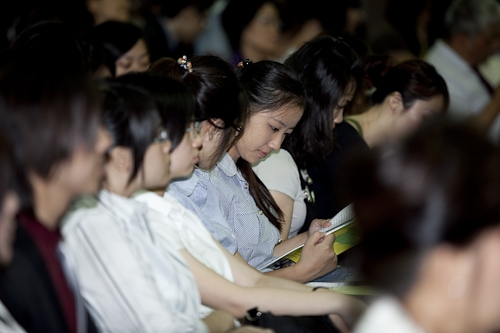 本校98學年度大三學生、研究生暨交換生出國留學授旗典禮，為即將揚帆起航、到實地環境學習多元文化與語言、累積人生經驗的同學們加油打氣，並預祝都能有豐碩的學習成果。