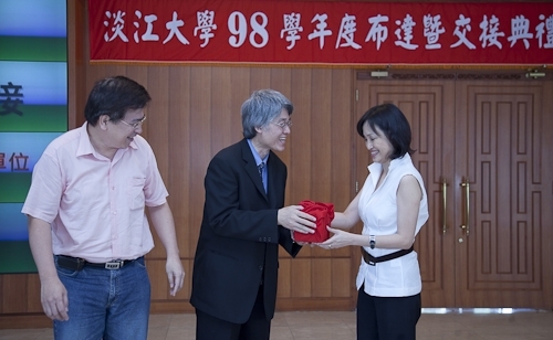 新學年新氣象，本校在8月3日上午10時於淡水校園覺生國際會議廳舉行98學年度新成立單位主管布達暨一、二級單位新卸任主管交接典禮。