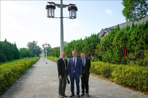 6-參觀淡水校園-宮燈教室，左起：蔡宗儒院長、Dr. Yong Jin Kim、孫嘉祈主任。(馮文星攝影)
