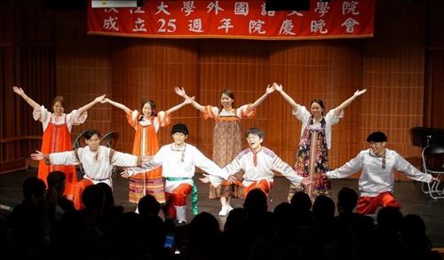 師生獻藝 異國歌舞祝壽