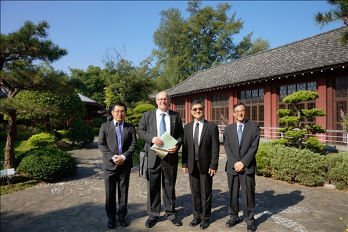 4-參觀淡水校園-覺軒花園，Dr. Daniel J. Scheeres與工學院李宗翰院長、航太系陳步偉主任及蕭富元副教授等陪同人員合影。(馮文星攝影)