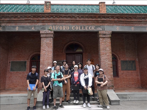 12-吳峻毅老師與學生在牛津學堂前合影