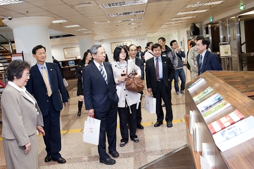 臺北醫學大學一行38人蒞校參訪，張校長家宜和與會人員分享本校榮獲第19屆國家品質獎之申請歷程及推行TQM之成果。