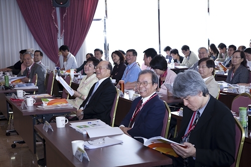 「98學年度教學與行政革新研討會」在淡水校園覺生國際會議廳舉行，創辦人及校長共同主持，本次會議主題為「傳承、創新、新淡江-尋找淡江DNA，迎接60週年校慶」。