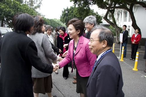 教育部98年度大學校院系所評鑑委員於這兩週蒞校展開實地訪評。