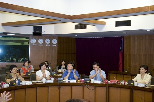台北市中等學校校長協會一行人蒞校參訪本校之教育品質管理，張校長家宜親自接待及簡報，和與會校長們分享本校的領導與經營理念、推行TQM之歷程與成果及實施安全學校計畫。