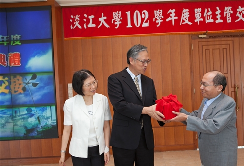 TKU Holds 2013 Handover Ceremony for Department Heads