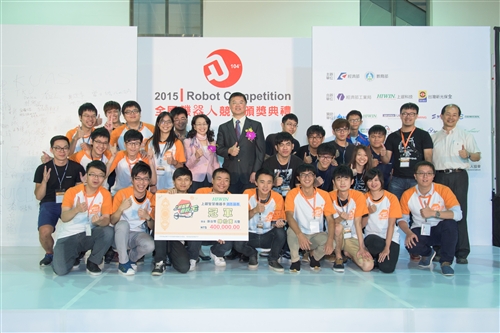 電機系與機電系參加「2015全國機器人競賽」再締佳績，榮獲總冠軍。