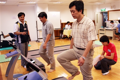 體育室於10月下旬起開設一、二級主管的桌球、羽球、游泳等體育課程，期望藉由主管熱情的參與，帶動校園運動風潮，以打造本校成為活力校園。