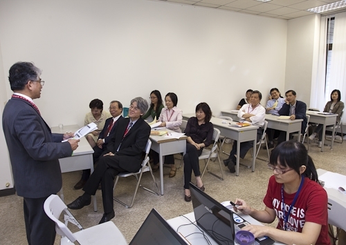 「98學年度教學與行政革新研討會」在淡水校園覺生國際會議廳舉行，創辦人及校長共同主持，本次會議主題為「傳承、創新、新淡江-尋找淡江DNA，迎接60週年校慶」。