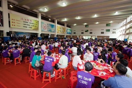 歡慶本校創校59週年，舉辦校慶慶祝大會、校友返校歡迎茶會、資訊工程學系團團圓圓千人同學會、第7屆校慶蛋捲節等豐富多元的校慶系列活動，全校展現活潑與創意並同賀淡江生日快樂！