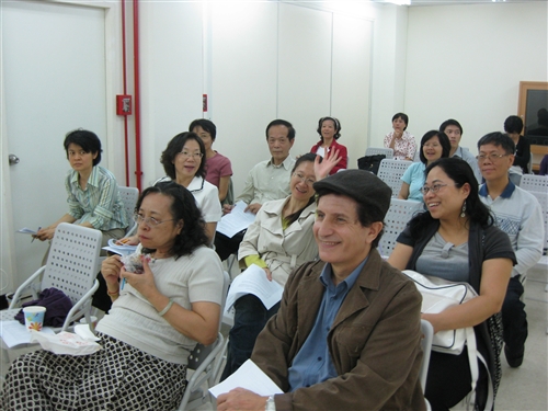 外國語文學院推動「語言學習創意行動方案研習營」，推動以群組傳習的模式，透過院內教師小組討論活動，促進彼此在語言教學的經驗交流與傳承，以激發團隊成員更多元的教學方式，進而培養卓越教師，共創優質教學的校園文化。