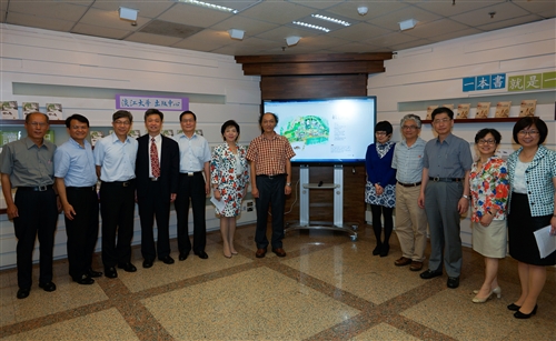 英文學系副教授陳吉斯及校友曾貴麟出版《城市中的森林》圖文書。