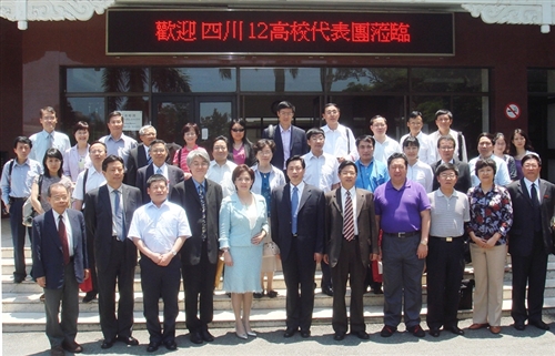 「川台高校校長論壇」四川代表團之四川大學謝和平校長等一行33人蒞校參訪，本校張家宜校長於驚聲國際會議廳主持簡報及座談，並進行學術、教育等議題之交流。