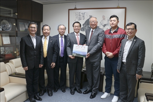 正崴集團董事長郭台強蒞校 盼持續產學合作