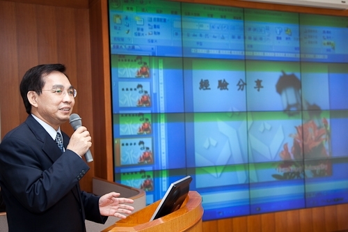 臺北醫學大學一行38人蒞校參訪，張校長家宜和與會人員分享本校榮獲第19屆國家品質獎之申請歷程及推行TQM之成果。