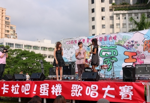 歡慶本校創校59週年，舉辦校慶慶祝大會、校友返校歡迎茶會、資訊工程學系團團圓圓千人同學會、第7屆校慶蛋捲節等豐富多元的校慶系列活動，全校展現活潑與創意並同賀淡江生日快樂！