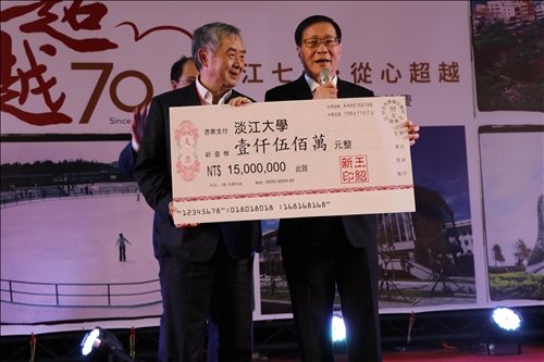 感恩餐會席開80桌 校友們舉杯祝賀校運昌隆
王紹新慨捐1500萬 林健祥100萬元豪氣認購紀念酒