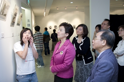 淡江影像藝術工坊攝影展「顯影季」，本週在淡水校園黑天鵝展示廳展出，展場分為主題區Mask/Face/Emotion」與分享區，呈現18位實習助理一年來的精彩成果。