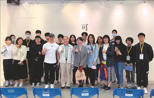 出版《可見光》微光現代詩社回顧十年成果