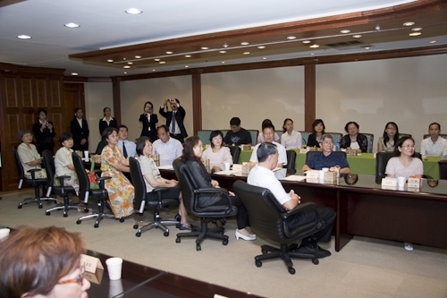 張校長家宜代表本校與中國人壽王銘陽董事長共同簽訂「教職員工退休福利儲金制度」信託契約，以增進教職員工福利、保障退休生活。