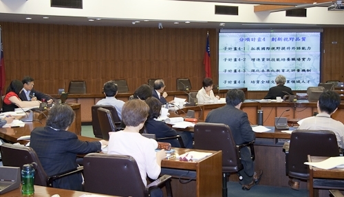 張校長家宜在本校98學年度教學卓越計畫推動委員會第3次會議上，呼籲全校師生踴躍參與教學卓越的各項活動，共同深化全面品質教學，達成廣育心靈卓越人才之目標。