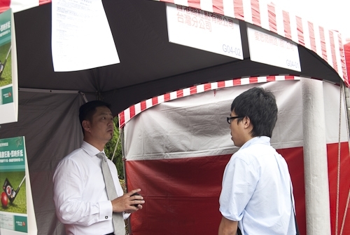 配合教育部「1-1大專畢業生至企業職場實習方案」，本校「媒合說明會暨就業博覽會」安排二百餘家廠商徵才，提供校友、畢業生至職場實習之最佳媒合途徑。
