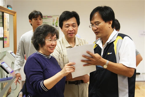 體育室於10月下旬起開設一、二級主管的桌球、羽球、游泳等體育課程，期望藉由主管熱情的參與，帶動校園運動風潮，以打造本校成為活力校園。