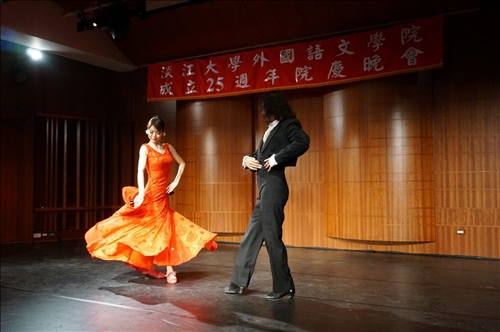 師生獻藝 異國歌舞祝壽