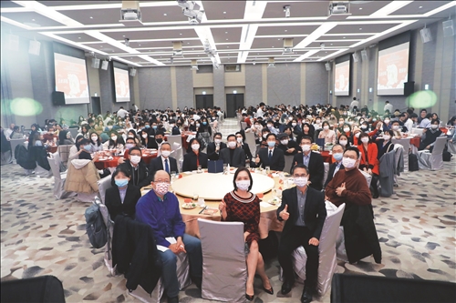 境外生春節聯歡 表演 摸彩 共享團圓飯