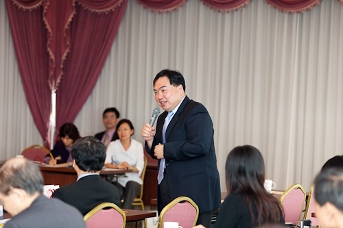 臺北醫學大學一行38人蒞校參訪，張校長家宜和與會人員分享本校榮獲第19屆國家品質獎之申請歷程及推行TQM之成果。